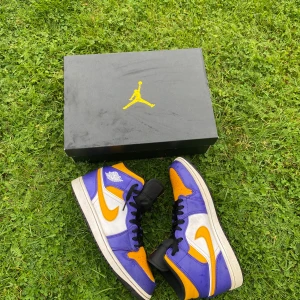 Jordan 1  - Säljer då denhär feta jordan 1 lakers. Dem är i hyfsat bra kvalitet jag har sko låda kvar. Dem är storlek 41.