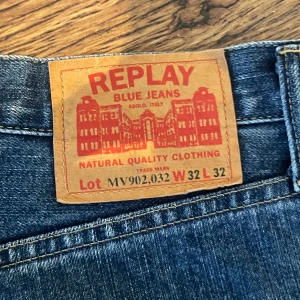 Blå Replay jeans W32 L32 - Snygga blå jeans från Replay med klassisk femficksdesign och raka ben. Jeansen har tydliga kontrastsömmar och en cool tvättad look. Märkespatch bak i midjan och metallknappar framtill. Perfekta för dig som gillar en tidlös stil.