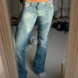 Lågmidjade jeans - Bootcut jeans från wrangler. W28 L32. Köpte på vinted men säljer då det inte passade💕priset kan diskuteras vid snabb affär🥰
