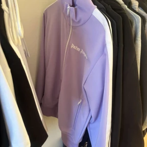 Palm Angels - Säljer min Palm Angels tröja, ÄKTA, KVITTO OCH SÅ FINNS! Då den inte kommer till nån användning, tröjan är i 10/10 skick och har aldrig använts. Om du har frågor eller är intresserad så är det bara att hör av dig🤝