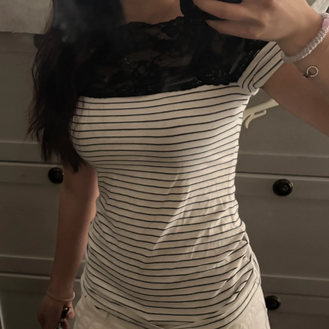 Randig topp med spetsdetalj