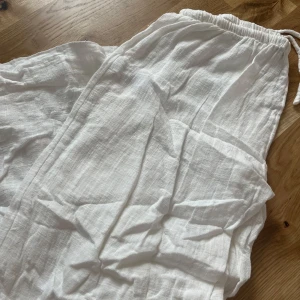 Vita linnebyxor från Nelly XS - vita linnebyxor nelly, lös passform , använda max 3 gånger 