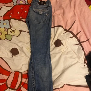Miss Me blå jeans - Snygga blå jeans från Miss Me. Säljer för inte kunnat ha dom på ett tag för dom blivit för stora.