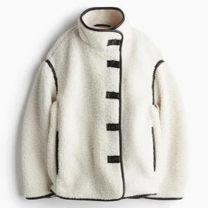 Teddy jacka - Mysig jacka från H&M som även är heeelt slutsåld. Har gått viralt på tiktok och även super snygg! Köpte för 549kr. Säljer pga har en annan storlek. Pris efter utbud och förfrågan :) (lånade bilder!!) 