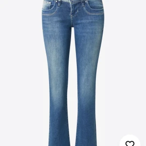 Blå bootcut jeans från Valerie - Snygga blå bootcut jeans från ltb modell valerie. Jeansen är lågmidjade och har lite slitningar på ena benet längst ner i och med att de har varit lite långa för mig. Byxorna är i storlek 28/34