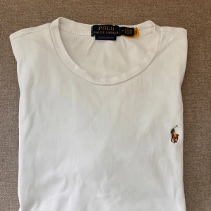 Vit Ralph lauren t shirt - En vit ralph lauren tshirt med en fin broderad loga. Storlek M, mycket fint skick