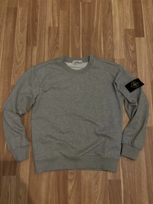 Stone Island hoodie  - Säljer denna väldigt fina stone Island hoodien. Använd ca 2 gånger endast. Väldigt fint skick inga tecken på skador. Skicket är nytt.