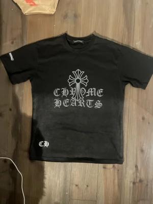 Chrome heart tee - En riktigt fet tee med glitter mönster som höjer outfiten på direkten. Storlek M men den är lite större i modellen så skulle nog passa en L