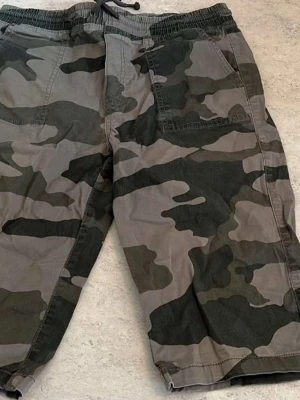 Shorts - Snygga Shorts i Storlek 164 – Mycket bra skick!  Säljer ett par stilrena shorts i storlek 164. Dessa shorts är i mycket bra skick, nästan som nya, och perfekta för sommarens alla äventyr! De är bekväma och passar både till vardags och fest.  *   Storlek: 164 (passar ungdomar ca 13-14 år) *   Färg: Grön *   Skick: Mycket bra, sparsamt använda.                                                                               Pris: 