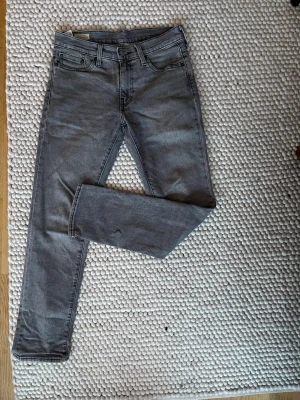 Levi's 511 grå  - Säljer ett par Levi's 511. Bra skick men har används. Måtten är W 29 & L 30. Slim passform och snygga till nästan alla plagg!
