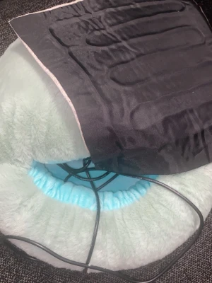 Ljusblå fluffig kluddfodral - Säljer en ljusblå fluffig kuddfodral perfekt för kyliga dagar kommer med sladd kan värma med fötterna och händerna trots 