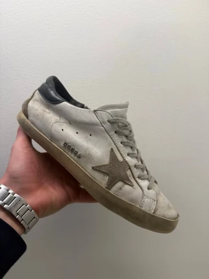 Golden Goose  - Säljer mina Golden Goose för ett sjukt billigt pris. Skorna har några defekter men går förmodligen att laga hos en sko makare. Tyvär ingen box eller dustbeg men självfallet äkta. Kan möjligtvis gå ner i pris vid snabb affär. Alltid välkommen vid minsta fundering🤗