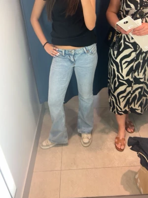 Ljusblå bootcut jeans - Säljer ett par ljusblå jeans med bootcut passform och låg midja. Klassisk femficksmodell i mjukt denimtyg, perfekta till sneakers eller boots. Snygg tvätt och riktigt sköna att bära hela dagen. Kan diskutera pris 