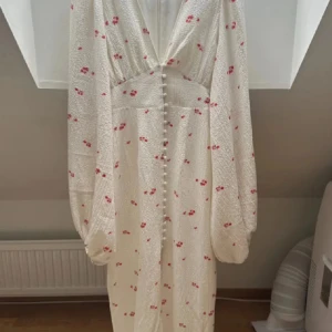 Adoore klänning - Hej, säljer min nya adoore klänning. Inget tecken på användning. Hade under midsommar bara.