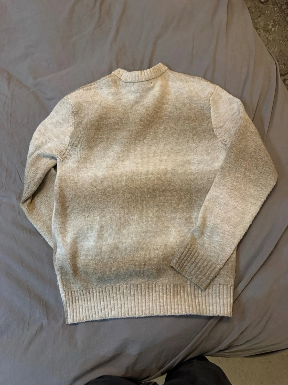 Beige stickad tröja med rund hals - 1