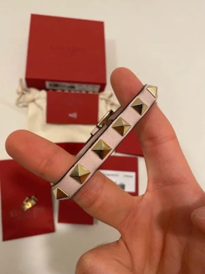 Rosa valentino Garvanni armband - Rosa valentino garvanni armband //  Mycket bra skick en liten missfärgning på botten //  Box, dustbag, kuvert osv medföljer nfc skannern bevisar även äktighet ,  Skriv vid minsta fråga eller fundering💯🤝