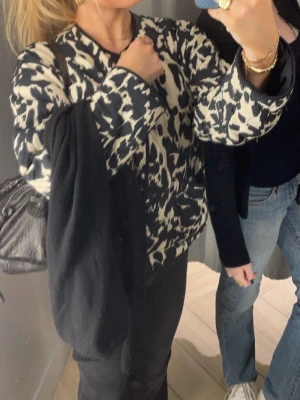 Zara jacka  - Super söt vår jacka från Zara. Använd några gånger men väldigt bra skick! Har super smidiga fickor och knappar. 