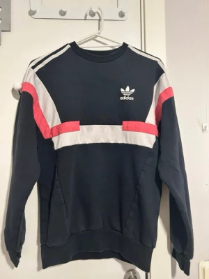 Adidas sweatshirt med mönster - Adidas sweatshirt, knappt använd så precis som ny! 