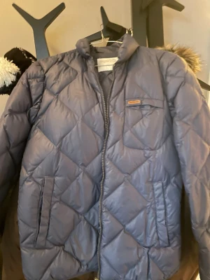 Peak tunn dunjacka - Tunn dunjacka med kvinnlig passform