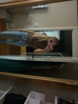 Brun stickad tröja - Säljer en brun tröja som sitter tight och har en enkel, stilren design. Toppen är axelbandslös och passar perfekt till jeans eller kjol. Materialet känns mjukt och stretchigt, vilket gör den bekväm att bära under varma dagar.