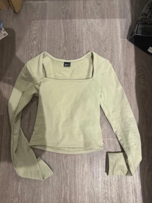 Långärmad topp - XSS - säljer en långärmad topp från Gina i storlek xss, den är i färg nyans typ grå/grön. Aldrig använt!