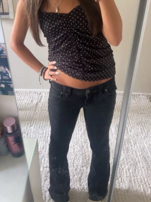 Svarta bootcut jeans från river Island  - Ett par snygga svarta jeans från river Island, passar storlek 36/38 