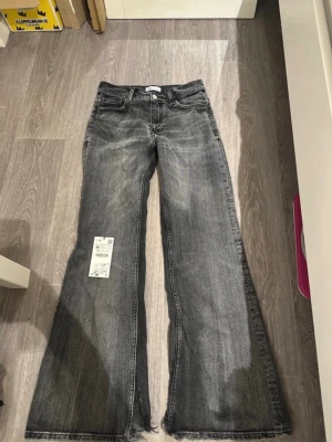 Utsvänga Jeans från zara - Xs - Säljer ett par medelhöga midja jeans. från zara i storlek Xs. försökte göra om och sy dem där nere men orka inte sy ihop! så om de finns nån som orkar sy ihop är det perfekt!😊 Priset går diskuteras!! 