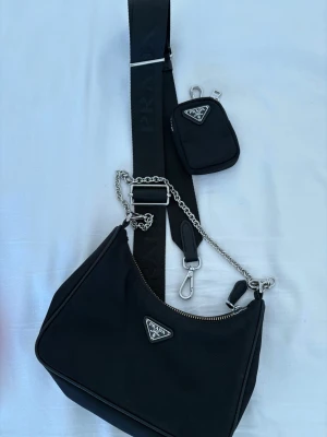 Svart trendig väska  - Ej äkta. Två olika band medföljer, super fin väska. 