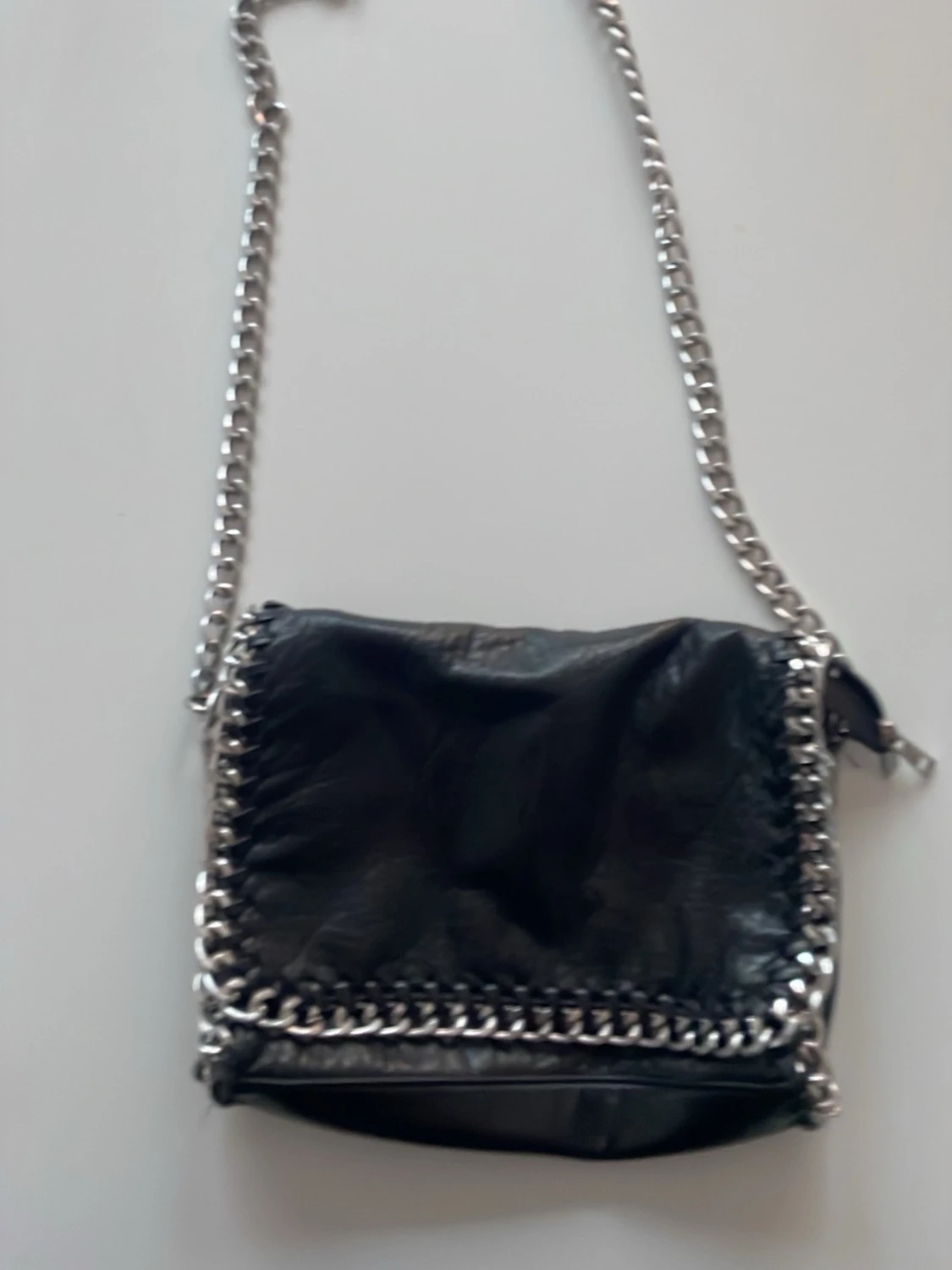Svart axelväska med kedjedetaljer