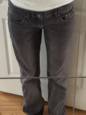 lågmidjade jeans weekday - jeans från weekday i storlek 28/34 vilket är typ en storlek s/36 då dessa jeansen är små i storleken. nypris typ 500 kr. använd ”köp nu”. 5/1-2026