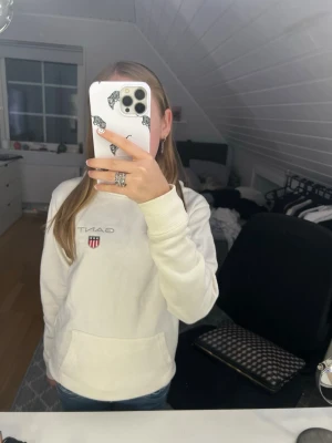 Gant hoodie - Jättesnygg hoodie från gant! Storlek 146/152 och är ungefär som en XXS💓 Pris kan diskuteras! Skriv vid frågor🩷