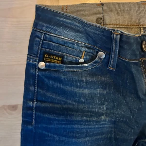 G star low waist med unika detaljer fickor o text slim straight fit  - Nästan helt oanvända märkesjeans jätte sköna o sitter perfekt . Öppen för prisförslag 