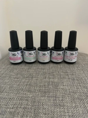 NG Gel Polish 5-pack pastellfärger - Fem flaskor gellack från Nagelgiganten 15 ml vardera, i färgerna Nude Peach, Ice Turquoise, Pastel Pink, Glam Pink och Glow in the Dark. Varje färg har används 1-2 gånger, annars i väldigt nytt skick. Swatchen får man med i köpet.