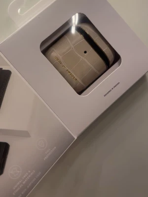 Ideal of Sweden AirPods fodral - Säljer ett AirPods-fodral i färgen Cream Beige marmor liknande mönster från Ideal of Sweden, passar AirPods Gen 1 & 2. ‼️Säljer då min mamma beställde fel helt oöppnad och aldrig använd. Nypris; 150kr 