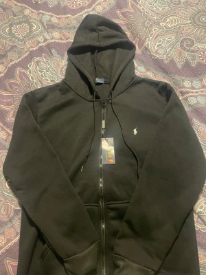 Ralph Lauren Zip-Up Hoodie - Helt ny Ralph lauren hoodie, väldigt skön och bekväm fit, perfekt för kalla vinter dagar.Pris kan diskuteras.