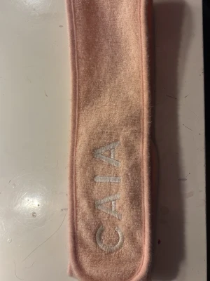 Rosa CAIA headband/hårband - Säljer ett mjuk headband från CAIA.