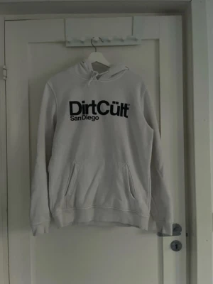 Dirtcult hoodie  - En del fläckar på den därav säljer jag billigt 
