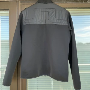  J.Lindeberg Cardigan  - Snygg svart Cardigan från J.Lindeberg. Jackan har en snygg logotyp på baksidan. Och är enligt mig den bästa Cardiganen man kan ha i sommar. Tyvärr är den för liten för mig nu, men vill du ha fetast Cardigan i sommar så är det bara att skriva☀️🏎️🍾!