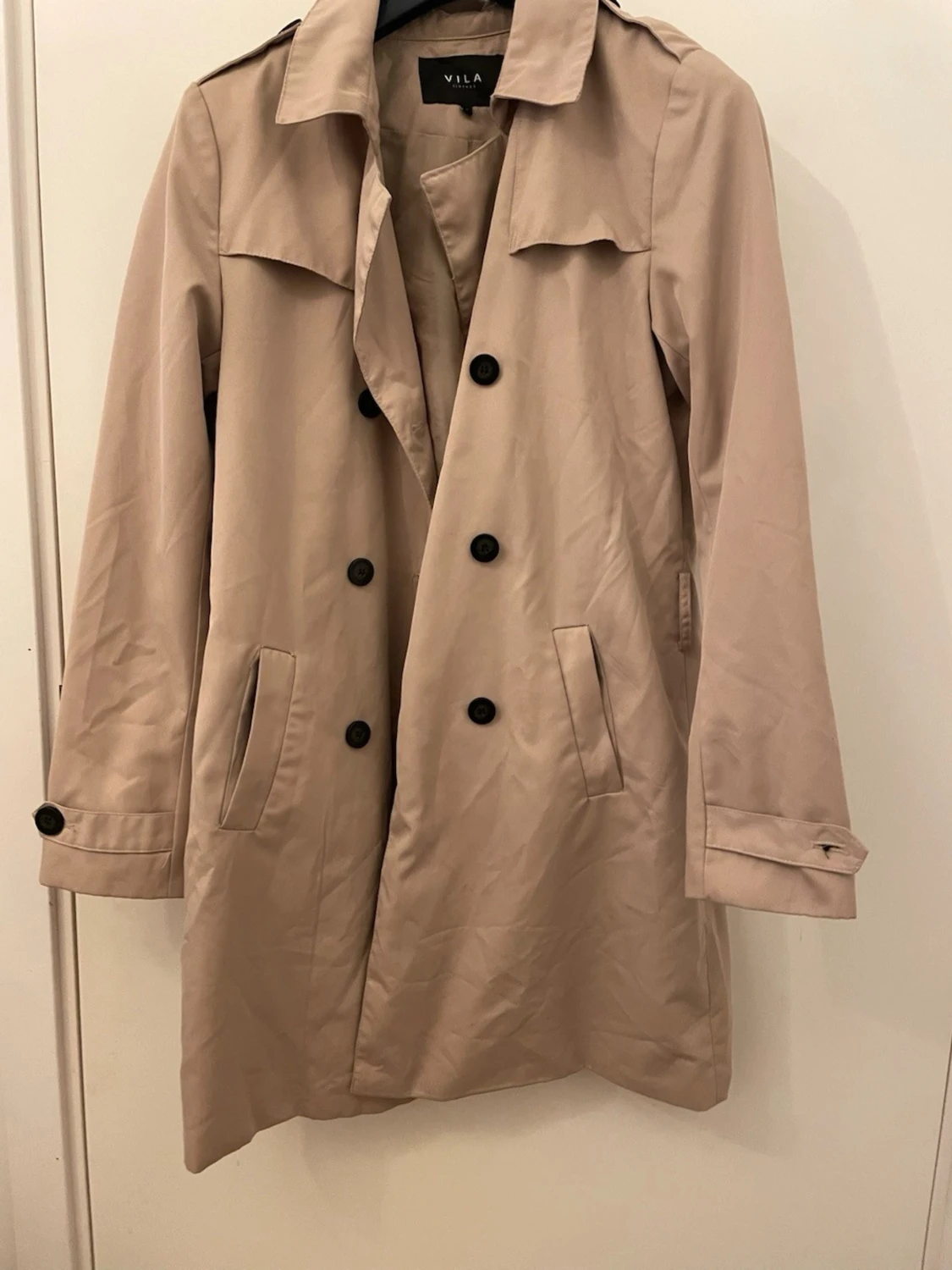 Beige trenchcoat från Vila, stl M