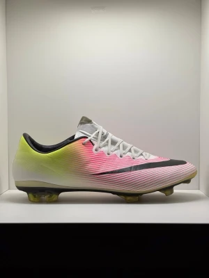 Nike Mercurial Vapor 10 - Nike Mercurial Vapor 10 FG ”Radiant Reveal”🌈  Size- 8.5 US/ 42 EU 🇪🇺   Condition- 8.3/10  Boot bag included🎒