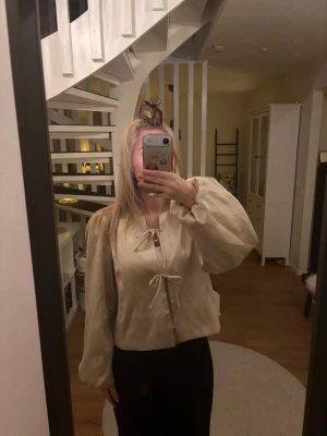 Blus  - Blus man knyter från neo noir, den är champagne/guld 