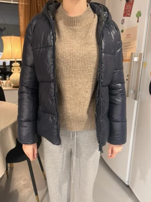 Mörkblå pufferjacka med huva - Säljer en mörkblå pufferjacka från Save The Duck. 