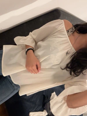 Off shoulder topp - Super fin vit off shoulder topp som är trekvartsärmad med volanger