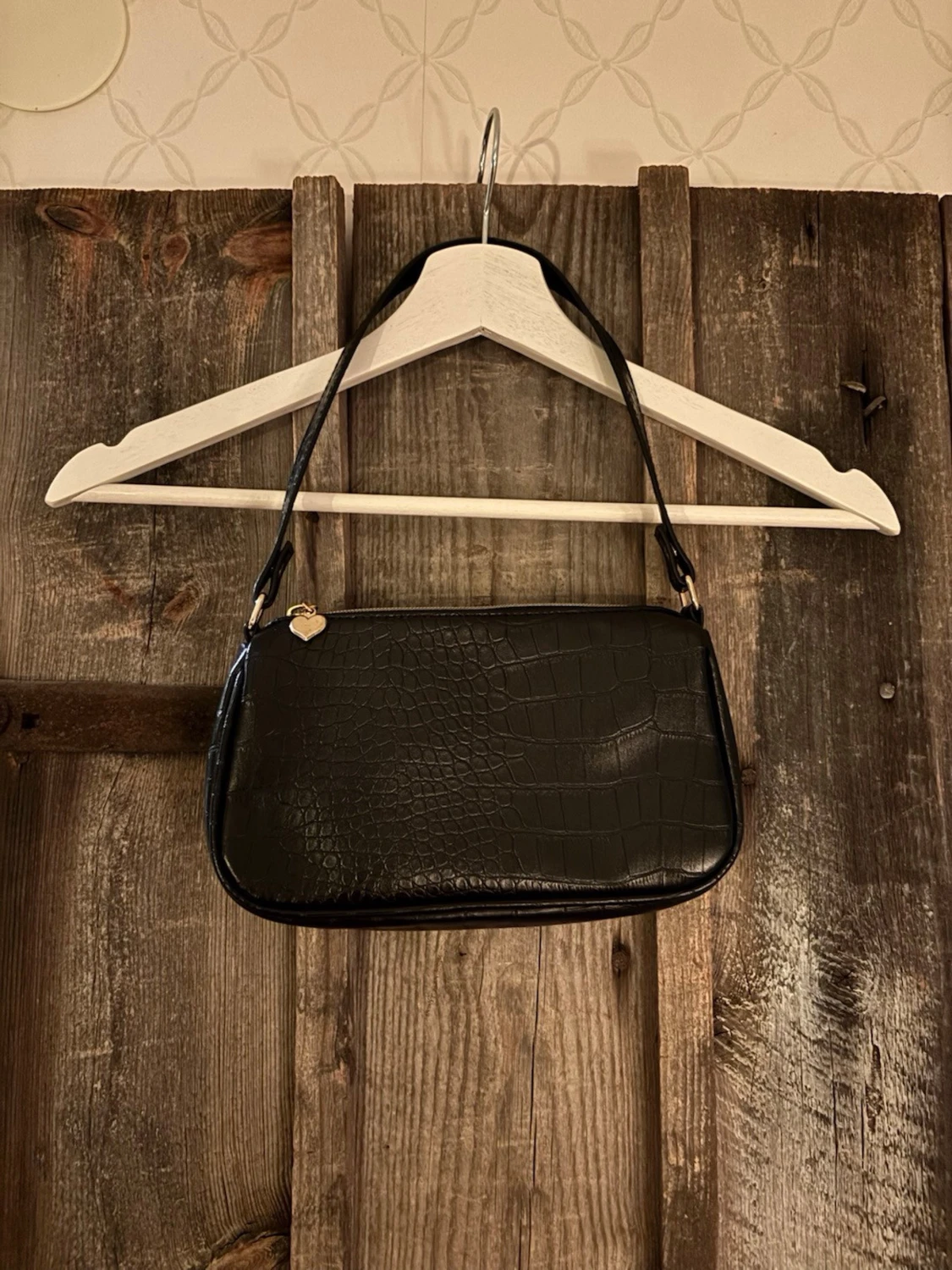 Svart axelväska med krokopräglat mönster