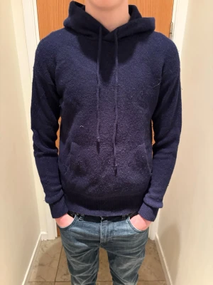 Ralph lauren Kashmir hoodie  - Säljer denna Raffe Kashmir hoodie för ett otroligt bra pris. Kostar 3100kr, inga defekter och ett mycket bra skit. Pris går att diskuteras. Storleken är xxs men passar xs.