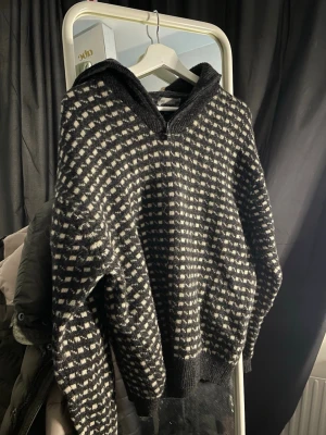 Stickad Halfzip - En stickad halfzip från Athletic Sport, riktigt tjock, varmt och skönt material. Perfekt för lager på lager eller bara en skön halfzip. Storlek 6 men sitter som en M/L skulle jag säga, säljes för att den är för stor.