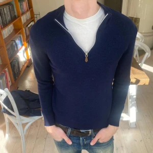 Stenströms zip up - Sjukt snygg och fräsch halfzip från Stenströms i 100% merinoull i mycket fint skick 🙌 Tröjan är i storlek XXL men passar nu som XS, personen på bilden är 175. Skriv vid fråga 👍 🔥 