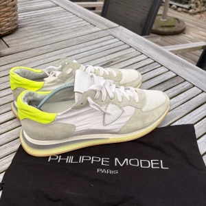 Philippe model sneakers - Philippe model sneakers - Som nya👟Endast 1.499🤑💰Hör av dig vid fler bilder eller ytterligare funderingar. Det som ingår är: Dustbag. Storlek 45. 