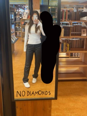 Svarta raka skinnbyxor  - Säljer ett par svarta skinnbyxor med raka ben och normal passform. De är sköna i materialet. 