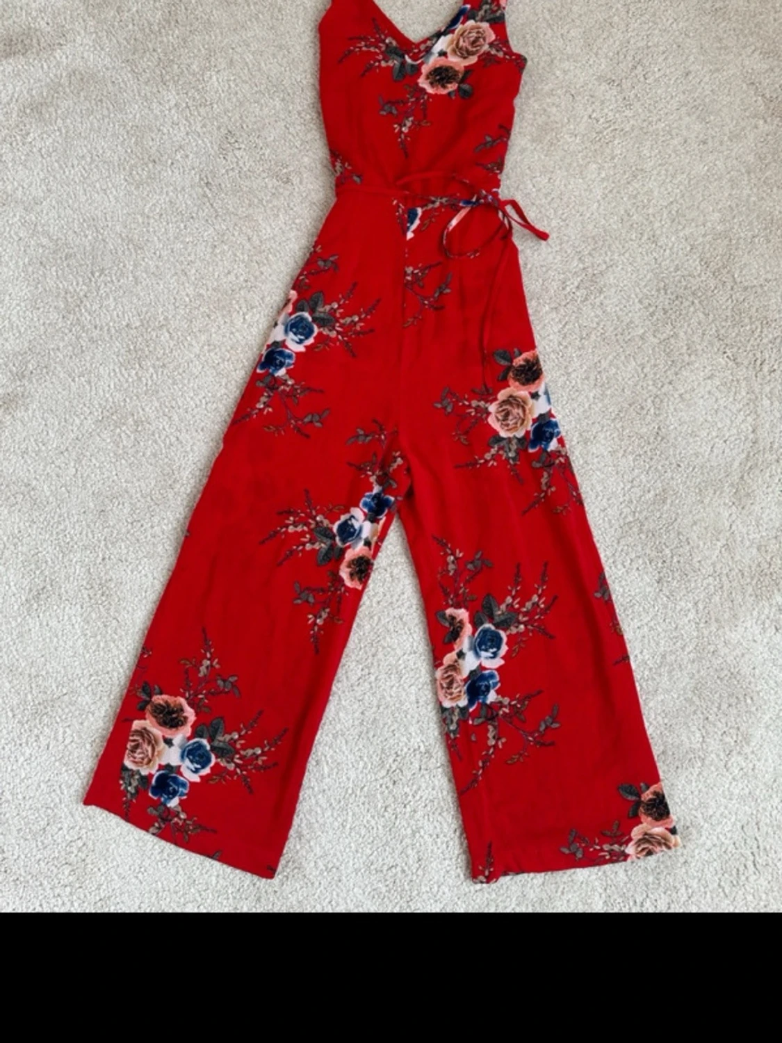 Röd blommig byxdress med knytband